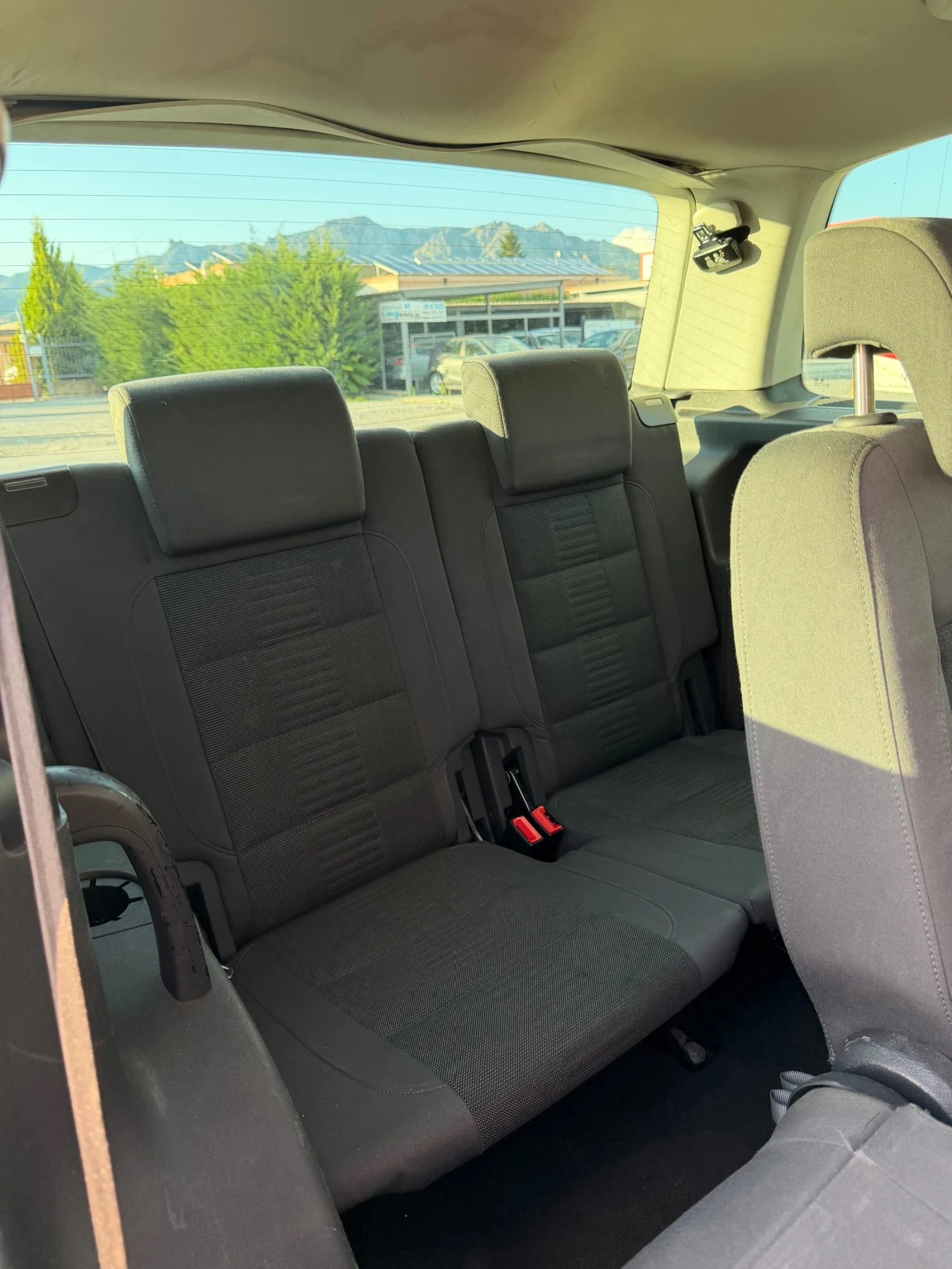VW Touran 2.0TDI 170ps DSG 7 места Топ Камера/Нави/ Подгрев , снимка 15 - Автомобили и джипове - 55419686