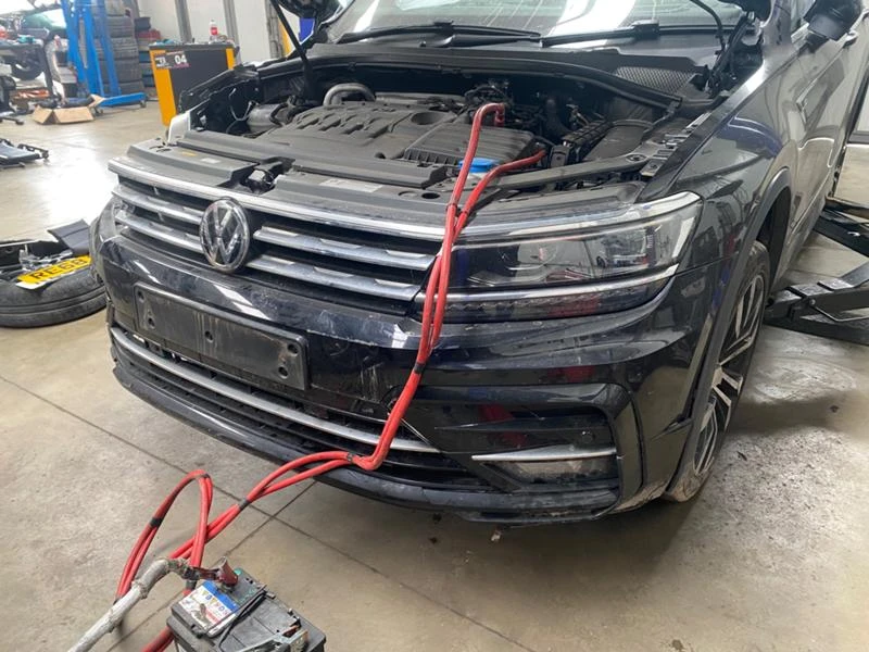 VW Tiguan 2.0 TDI 4X4 R-LINE, снимка 2 - Автомобили и джипове - 21991481