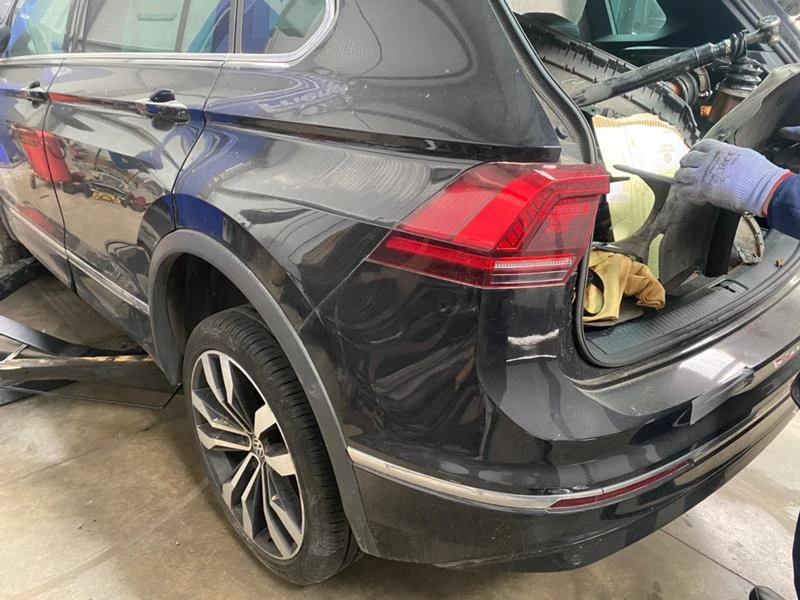 VW Tiguan 2.0 TDI 4X4 R-LINE, снимка 4 - Автомобили и джипове - 21991481