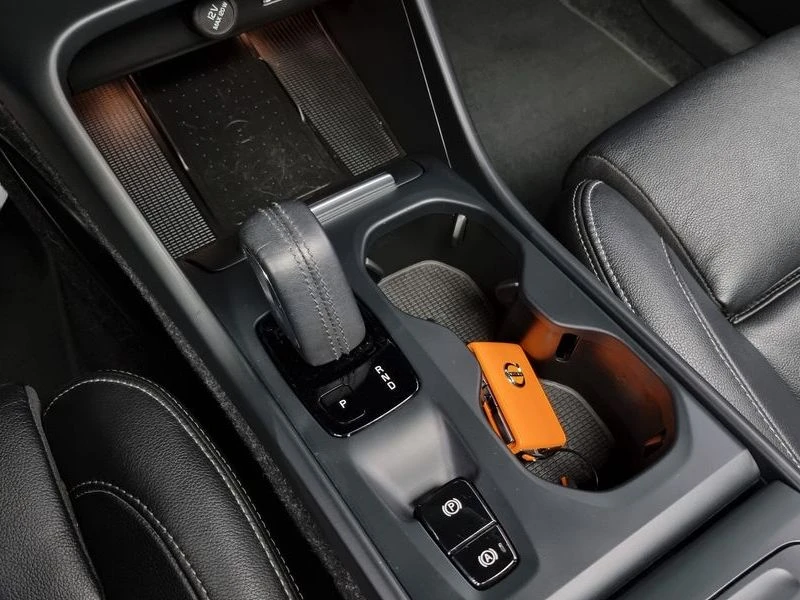 Volvo XC40 2.0 Automatic, снимка 9 - Автомобили и джипове - 55976157