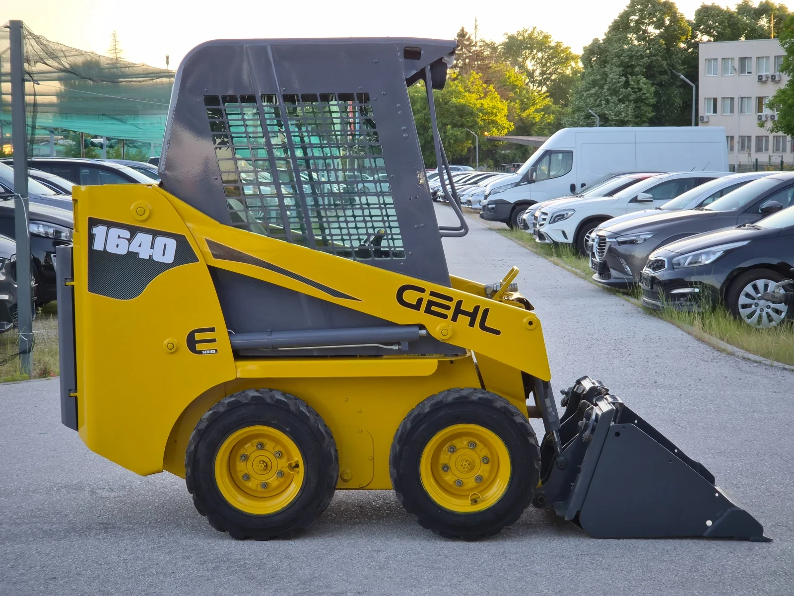 Мини челни товарачи GEHL 1640 E/1350кг./Хидравлична линия/Швейцария, снимка 3 - Индустриална техника - 54696751