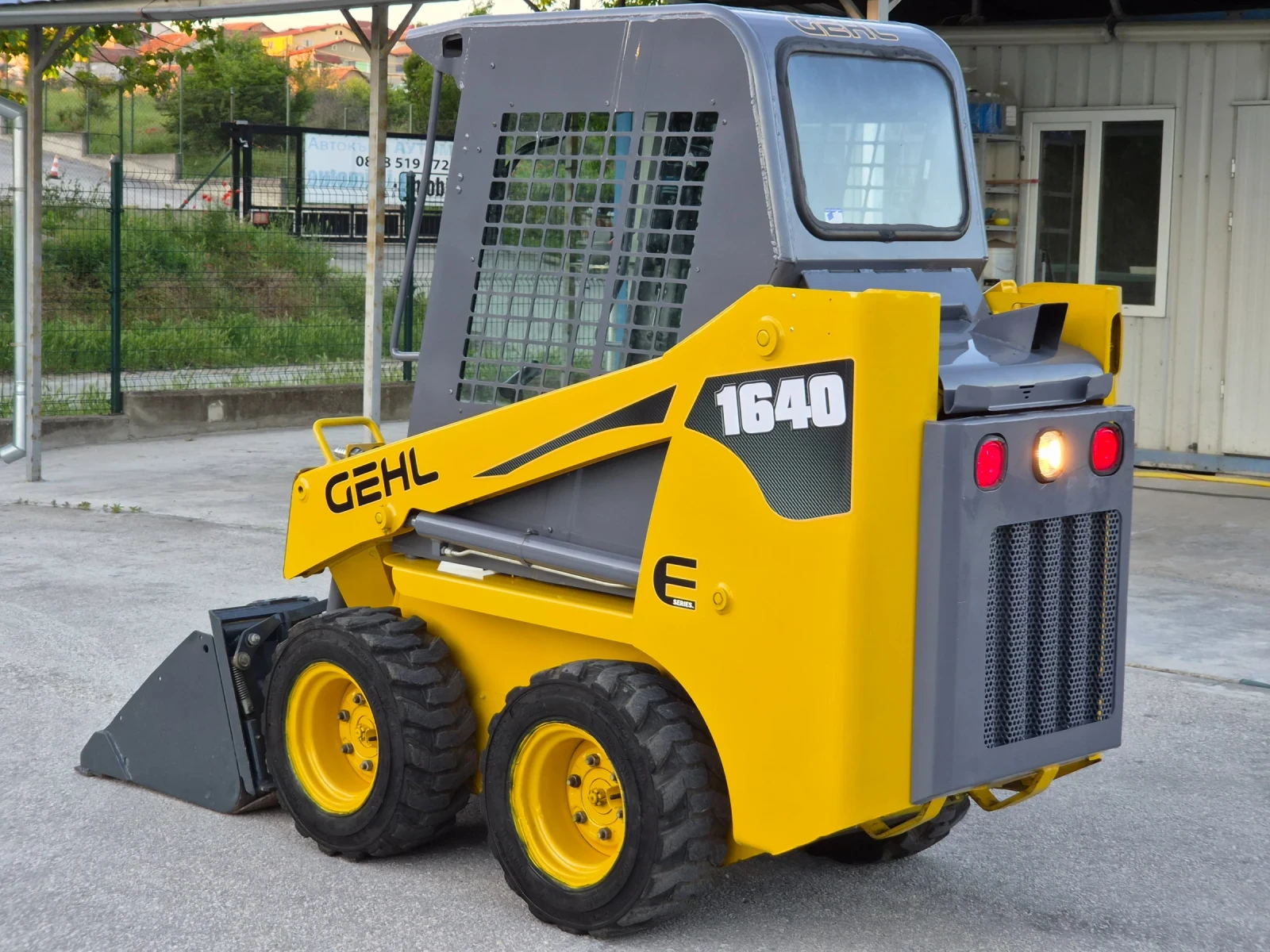 Мини челни товарачи GEHL 1640 E/1350кг./Хидравлична линия/Швейцария, снимка 5 - Индустриална техника - 54696751