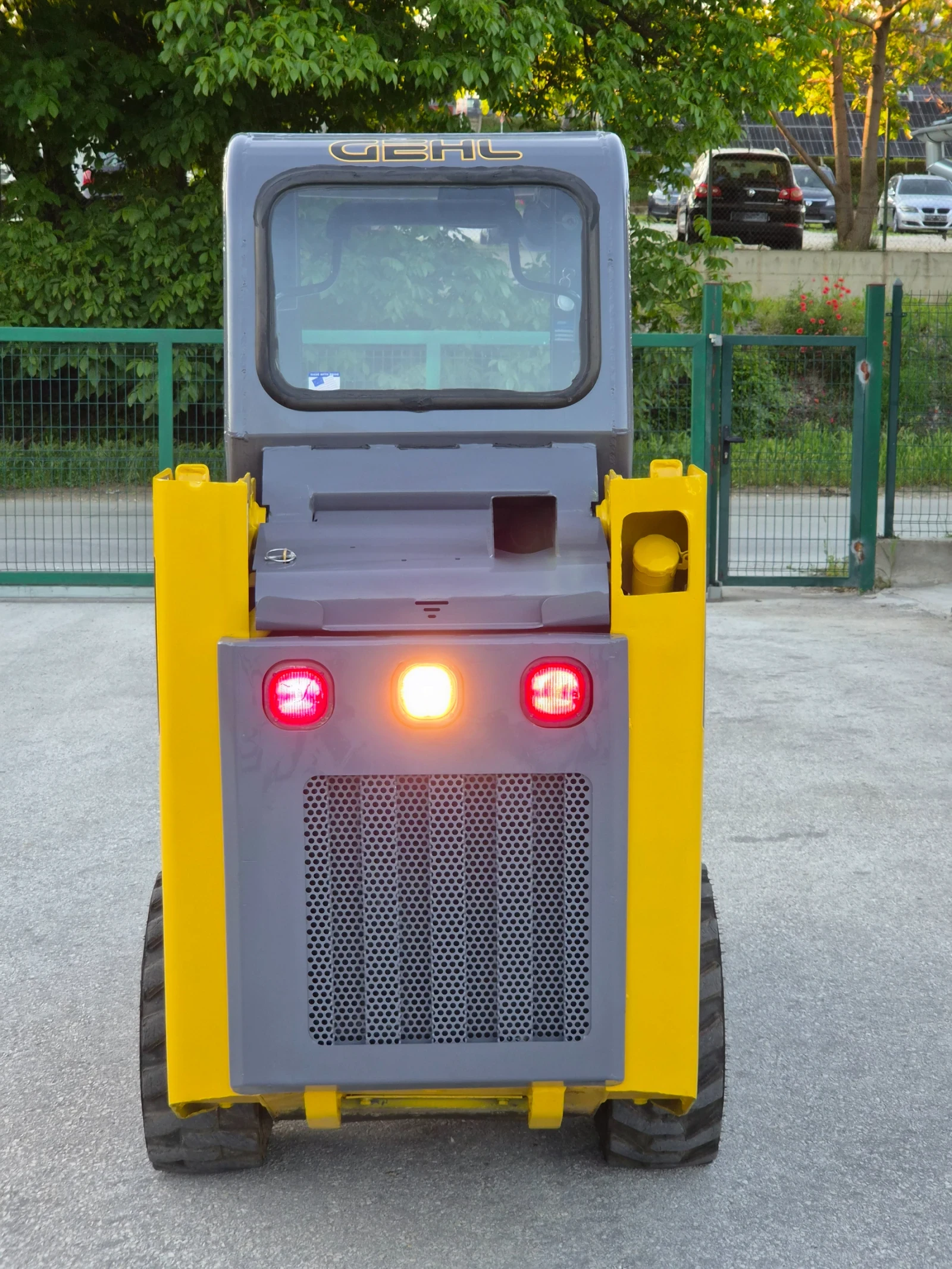 Мини челни товарачи GEHL 1640 E/1350кг./Хидравлична линия/Швейцария, снимка 8 - Индустриална техника - 54696751