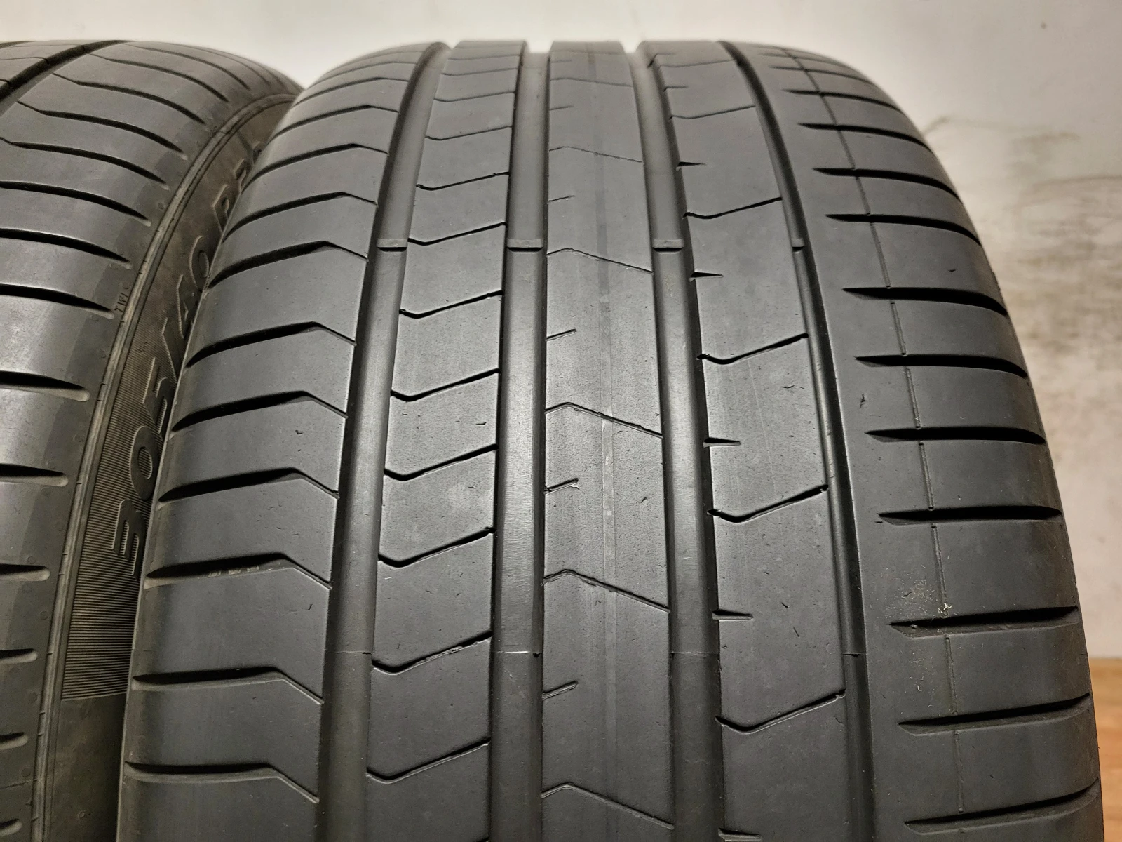 Гуми Летни 305/40R20, снимка 3 - Гуми и джанти - 53932286