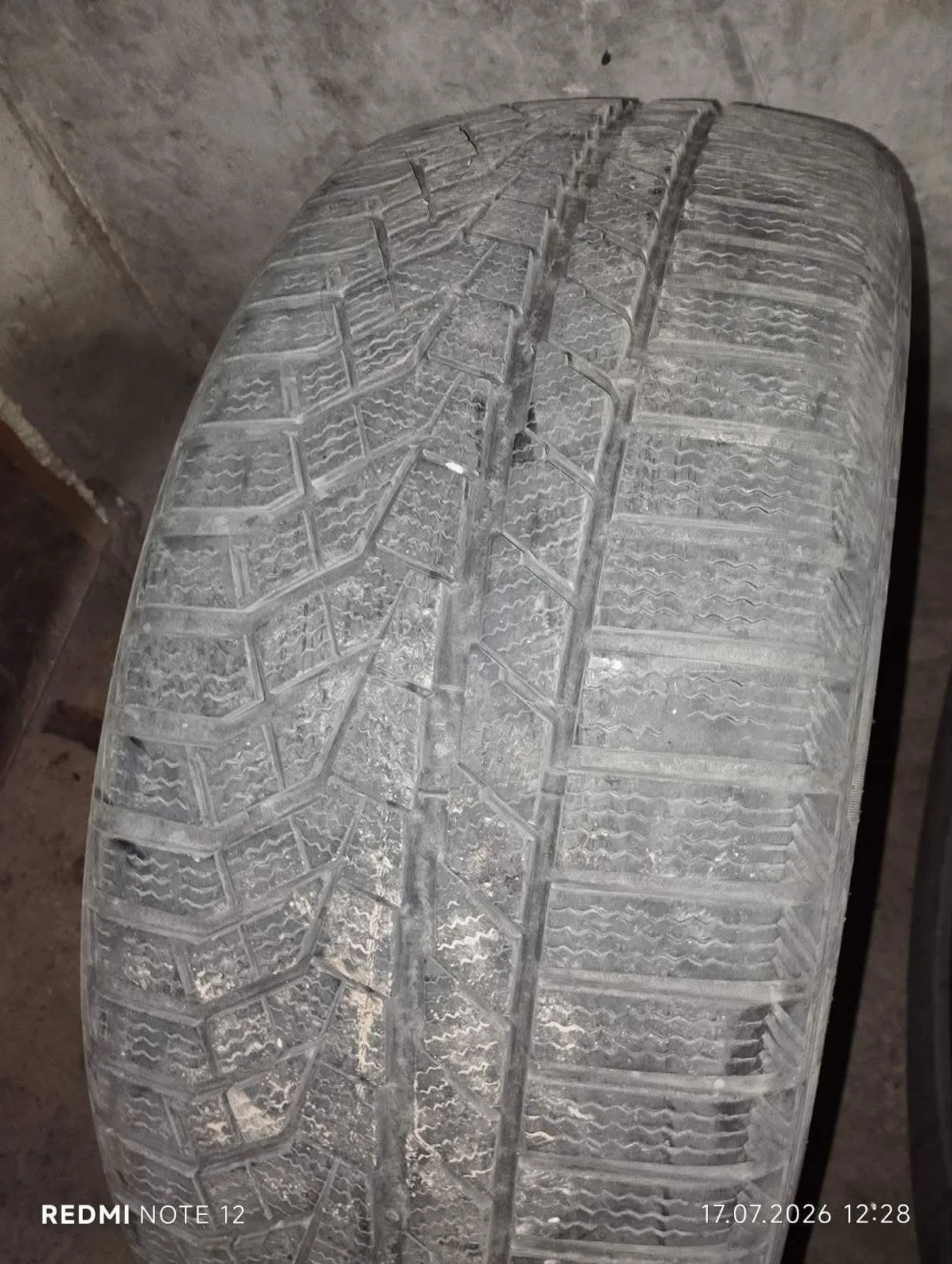 Гуми Зимни 235/50R18