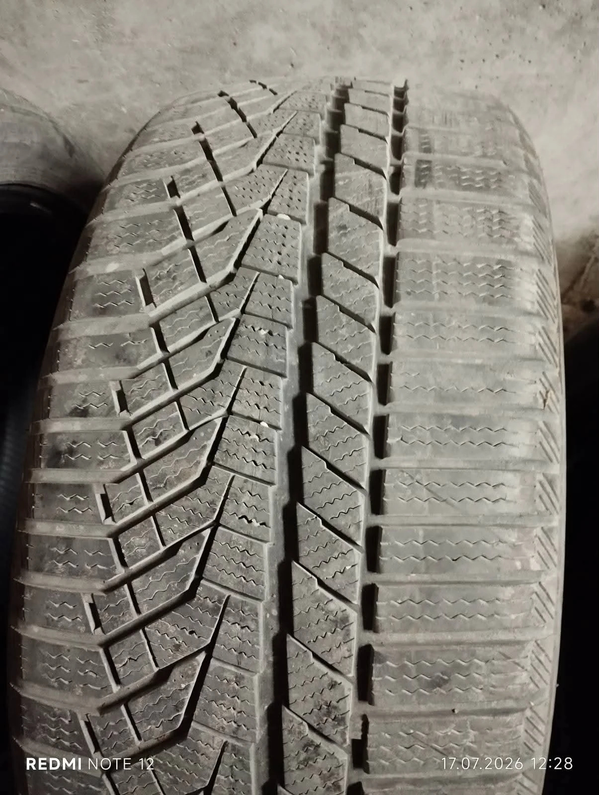 Гуми Зимни 235/50R18, снимка 5 - Гуми и джанти - 55577722