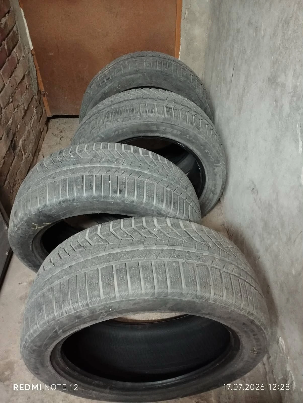 Гуми Зимни 235/50R18, снимка 4 - Гуми и джанти - 55577722