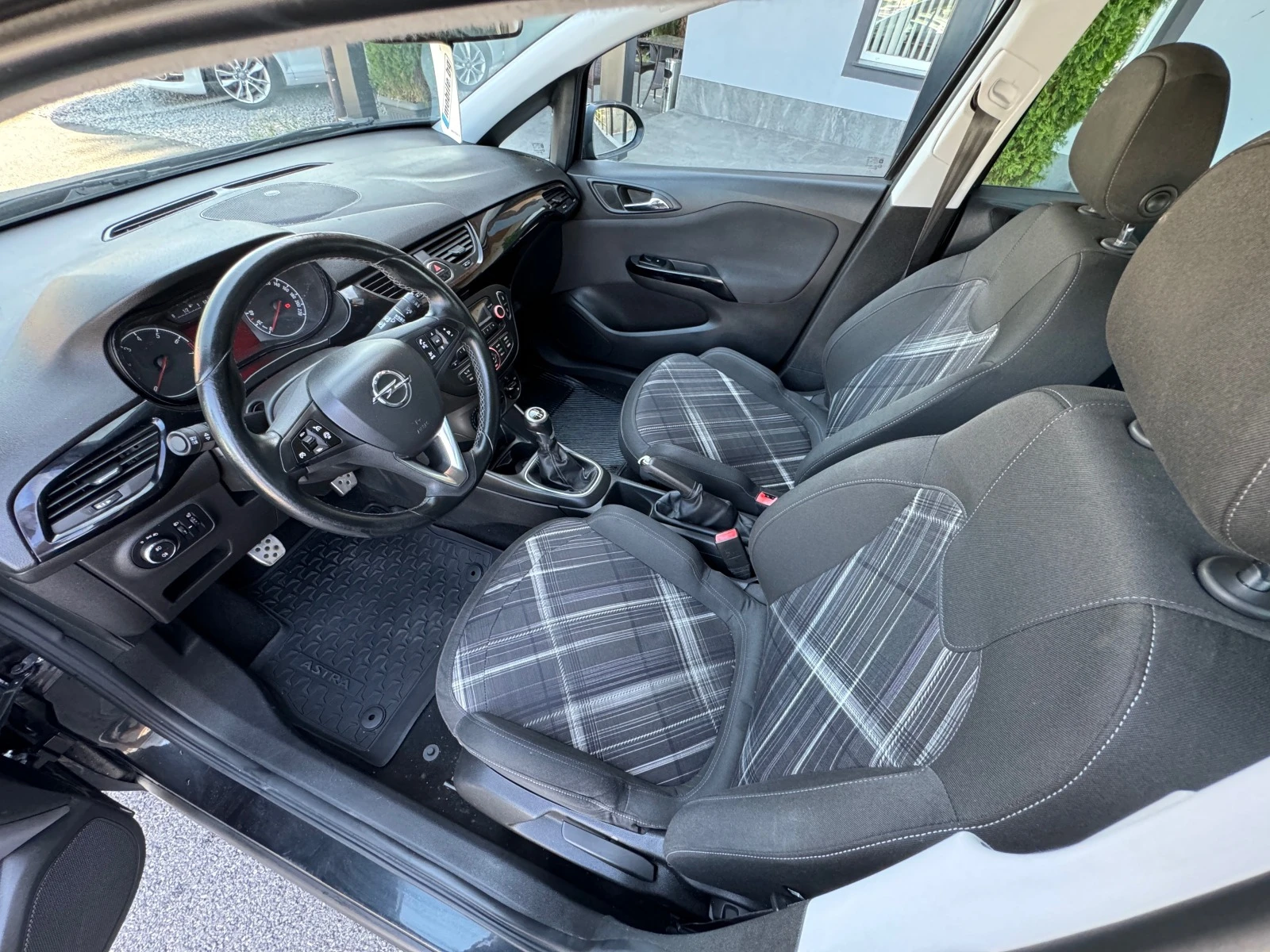 Opel Corsa 1.2i LPG EURO6B Blak Edition - изображение 10