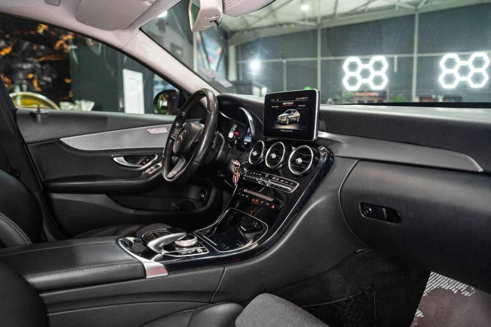 Mercedes-Benz C 220 D FULL AMG LINE LED NAVI ЛИЗИНГ 100%, снимка 13 - Автомобили и джипове - 53846746