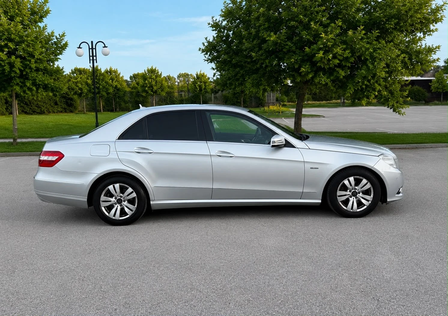 Mercedes-Benz E 220 Avantgarde* Кожа/Нави/Парктроник/Подгрев* ЛИЗИНГ, снимка 6 - Автомобили и джипове - 54879530