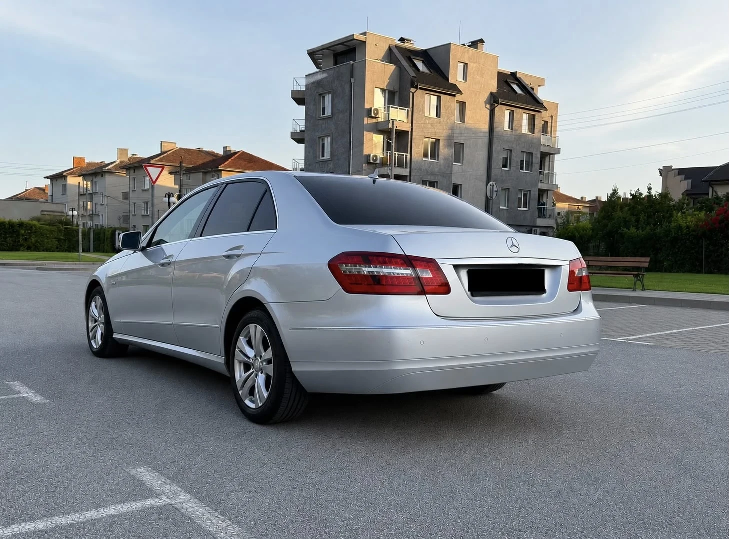 Mercedes-Benz E 220 Avantgarde* Кожа/Нави/Парктроник/Подгрев* ЛИЗИНГ, снимка 5 - Автомобили и джипове - 54879530