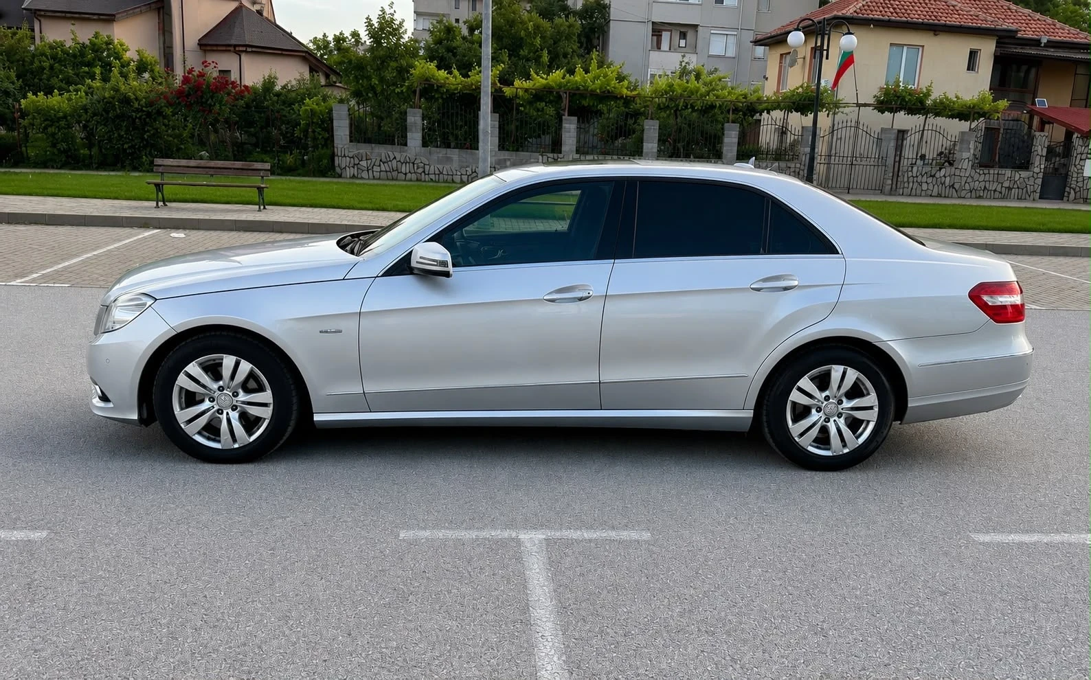 Mercedes-Benz E 220 Avantgarde* Кожа/Нави/Парктроник/Подгрев* ЛИЗИНГ, снимка 7 - Автомобили и джипове - 54879530