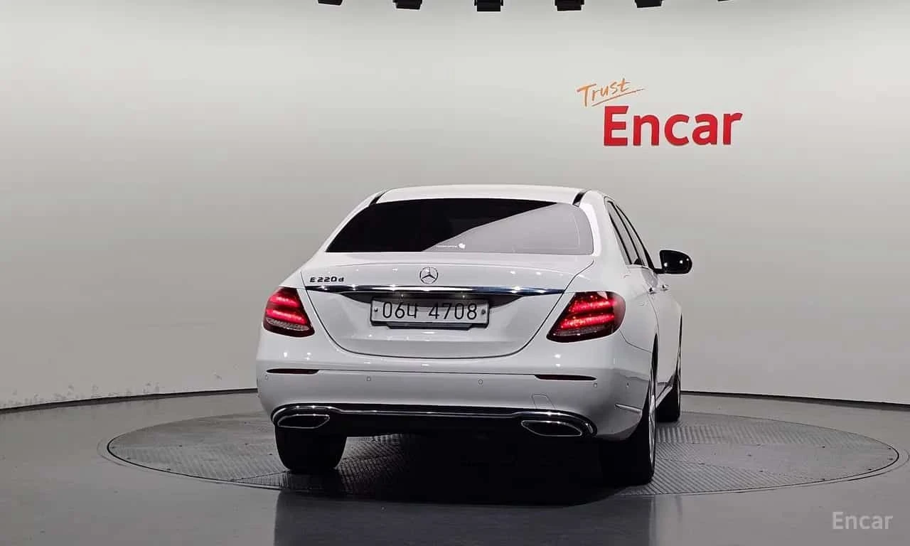 Mercedes-Benz E 220 * Exclusive * КРАЙНА ЦЕНА ДО БЪЛГАРИЯ * АВТОКРЕДИТ, снимка 4 - Автомобили и джипове - 55569838