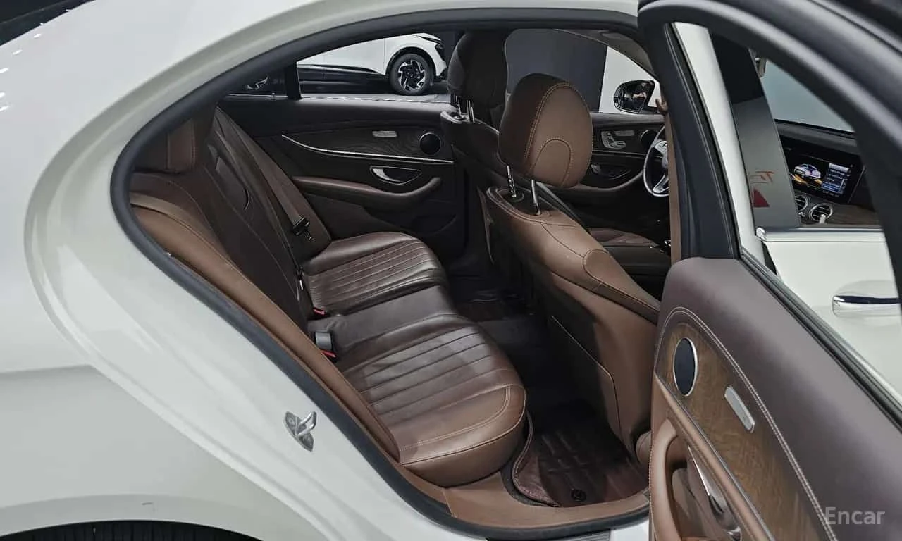 Mercedes-Benz E 220 * Exclusive * КРАЙНА ЦЕНА ДО БЪЛГАРИЯ * АВТОКРЕДИТ, снимка 11 - Автомобили и джипове - 55569838