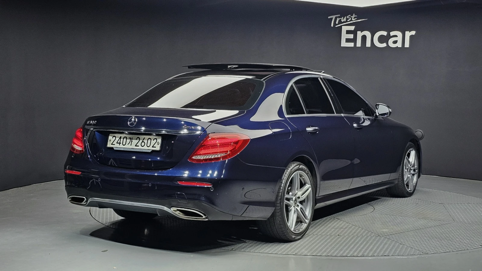 Mercedes-Benz E 200 4MATIC AMG Line | HUD | 360  | Ventilated Seats, снимка 2 - Автомобили и джипове - 55830213