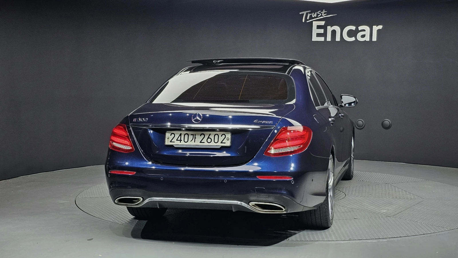 Mercedes-Benz E 200 4MATIC AMG Line | HUD | 360  | Ventilated Seats, снимка 4 - Автомобили и джипове - 55830213