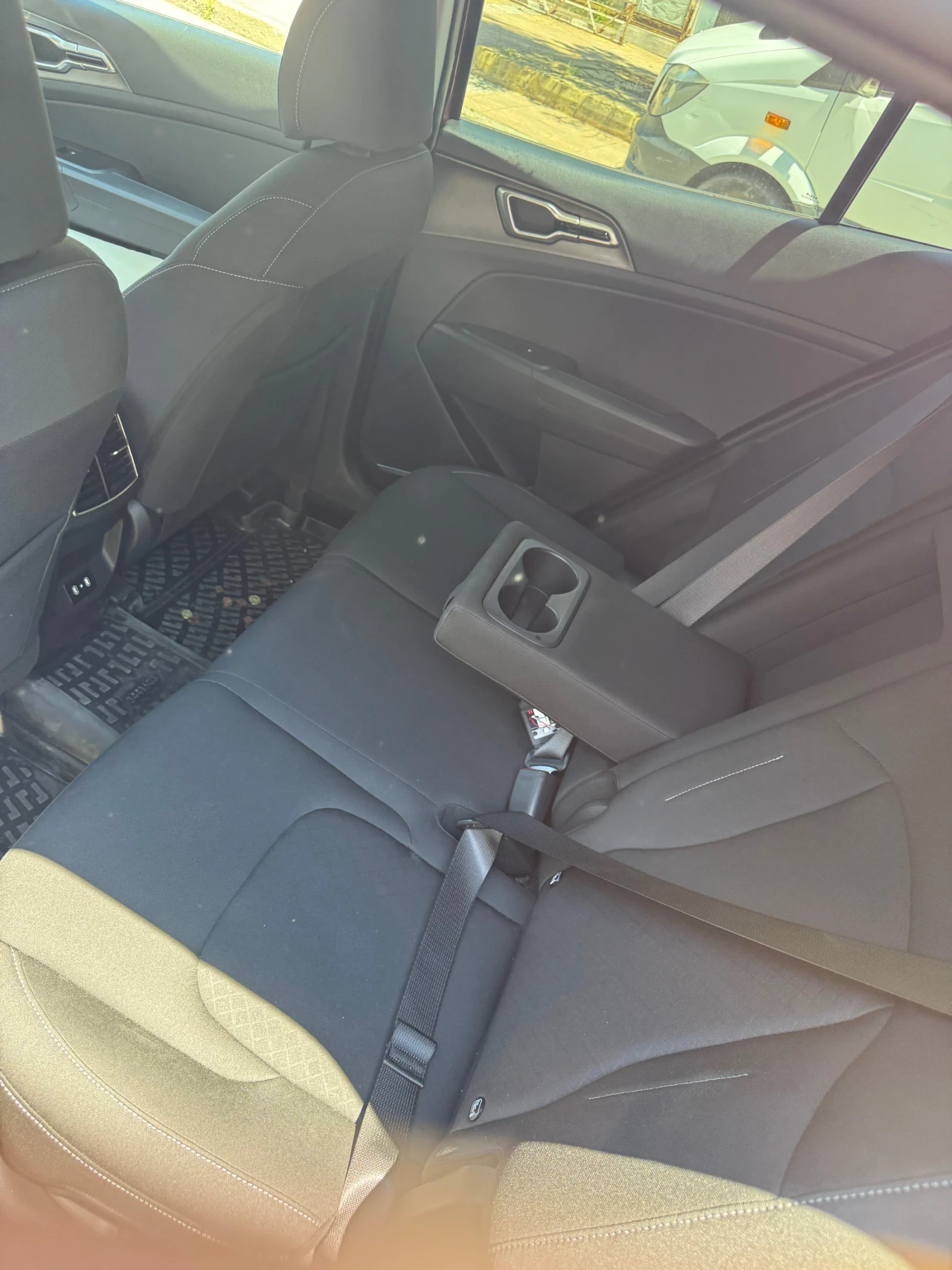 Kia Sportage 1.6, снимка 4 - Автомобили и джипове - 54955876
