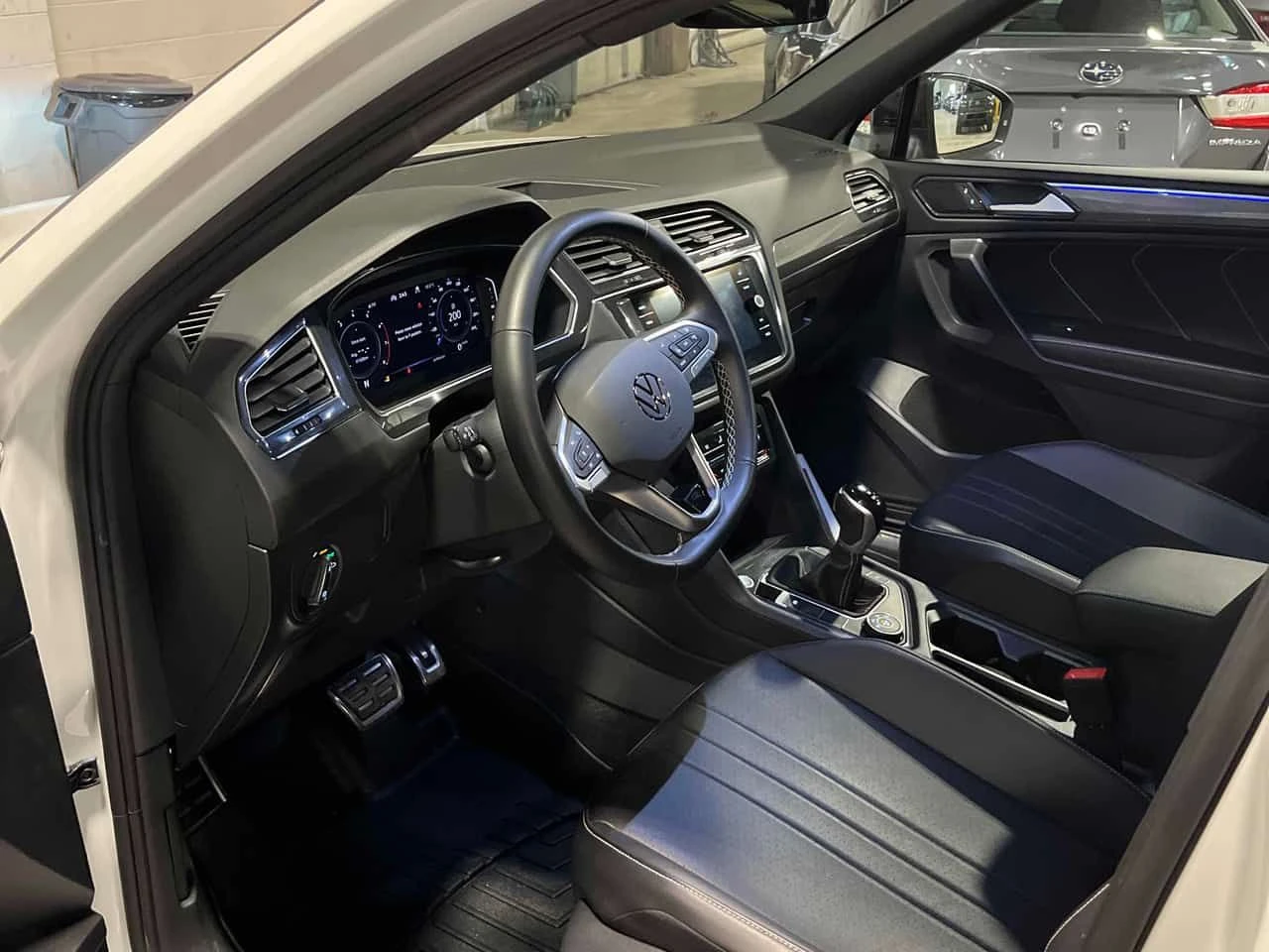 VW Tiguan * Comfortline R Line Black Edition * CARFAX * , снимка 5 - Автомобили и джипове - 55547738