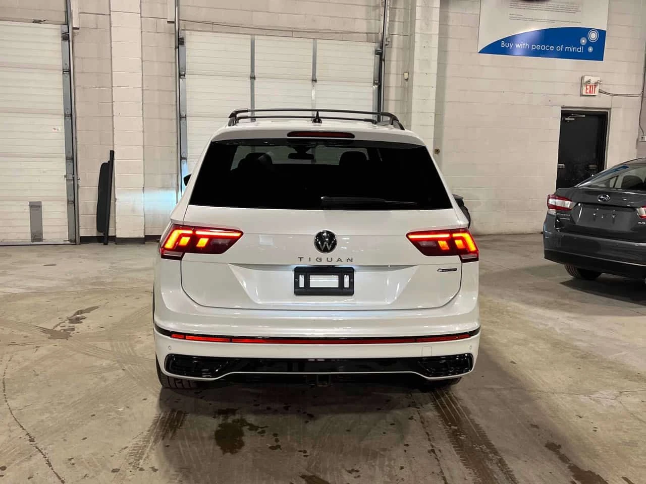 VW Tiguan * Comfortline R Line Black Edition * CARFAX * , снимка 4 - Автомобили и джипове - 55547738