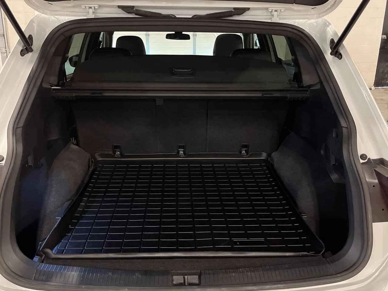 VW Tiguan * Comfortline R Line Black Edition * CARFAX * , снимка 17 - Автомобили и джипове - 55547738