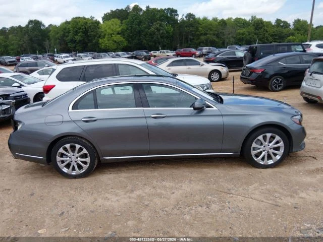 Mercedes-Benz E 300 4MATIC, снимка 13 - Автомобили и джипове - 54867341