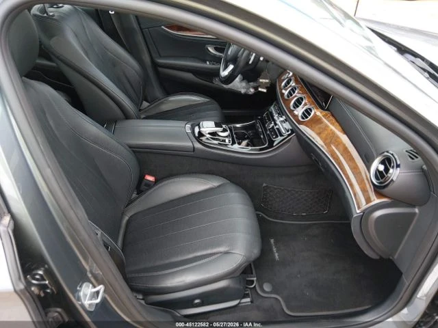 Mercedes-Benz E 300 4MATIC, снимка 5 - Автомобили и джипове - 54867341