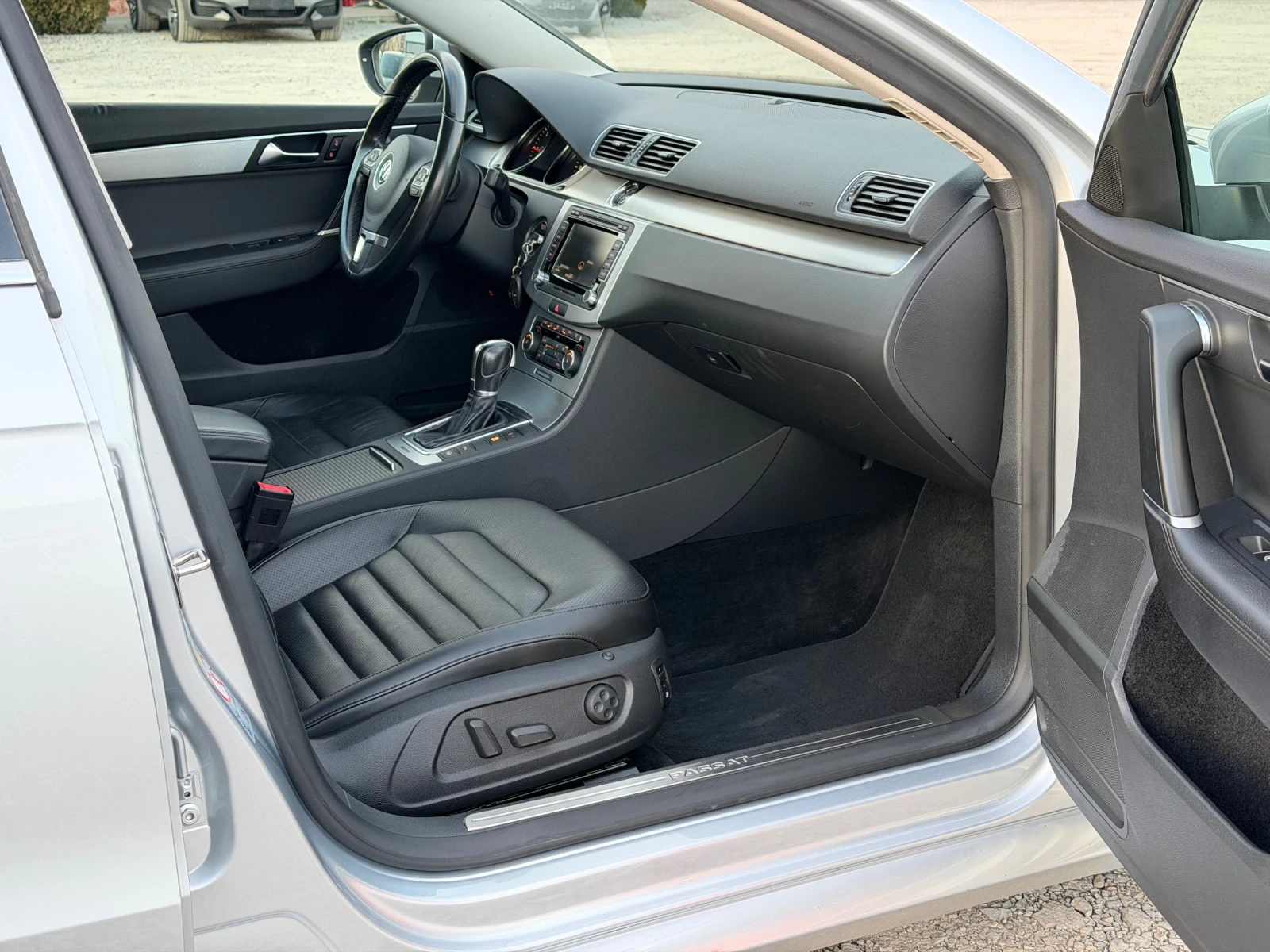 VW Passat 2.0TDi 170 4x4 Дистроник Обдухване Ксенон, снимка 12 - Автомобили и джипове - 53804175