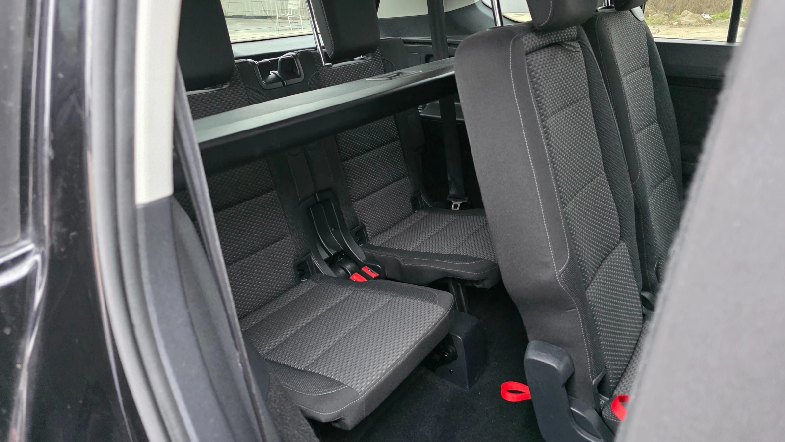 VW Touran KATO ЧИСТО НОВ/1.6d/110hp/7m, снимка 11 - Автомобили и джипове - 53906490