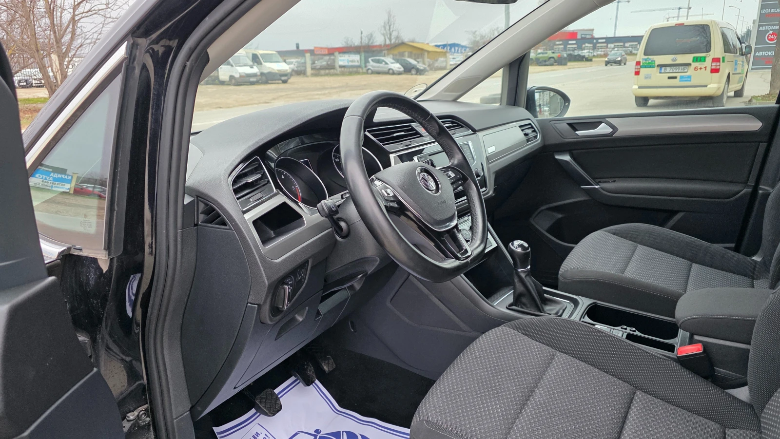 VW Touran KATO ЧИСТО НОВ/1.6d/110hp/7m, снимка 7 - Автомобили и джипове - 53906490