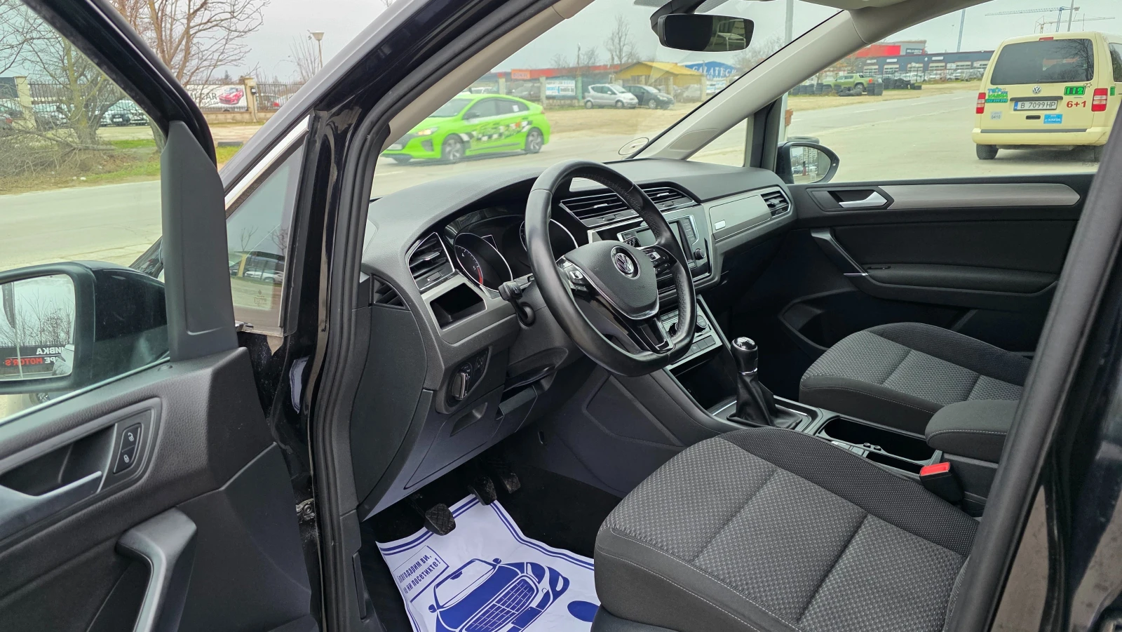 VW Touran KATO ЧИСТО НОВ/1.6d/110hp/7m, снимка 6 - Автомобили и джипове - 53906490