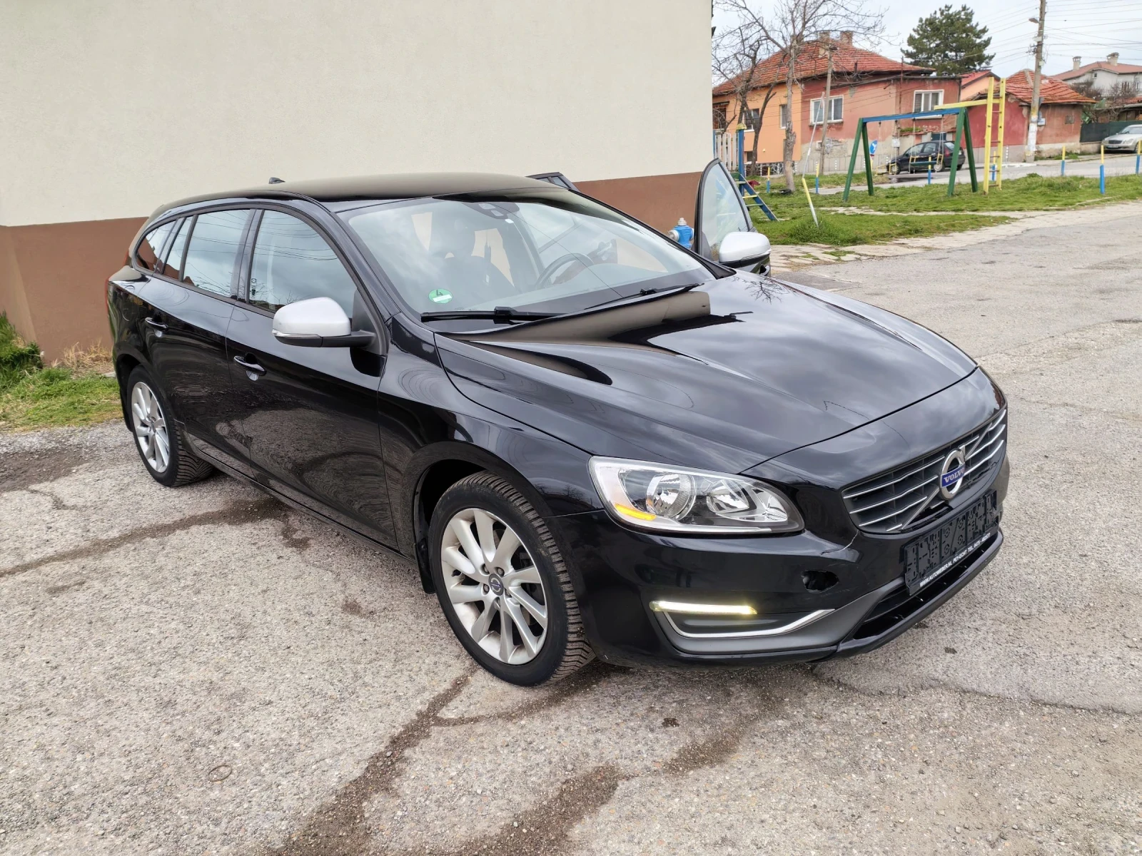 Volvo V60 Комби, снимка 3 - Автомобили и джипове - 54051100