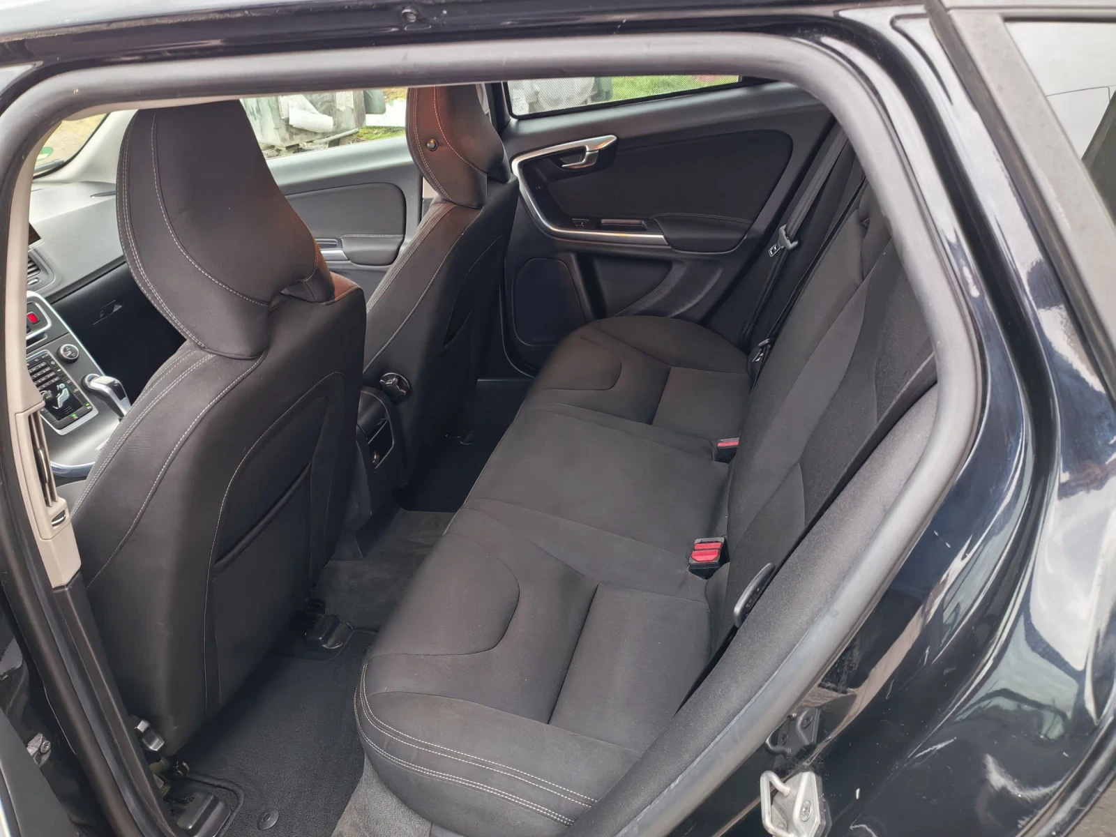 Volvo V60 Комби, снимка 13 - Автомобили и джипове - 54051100