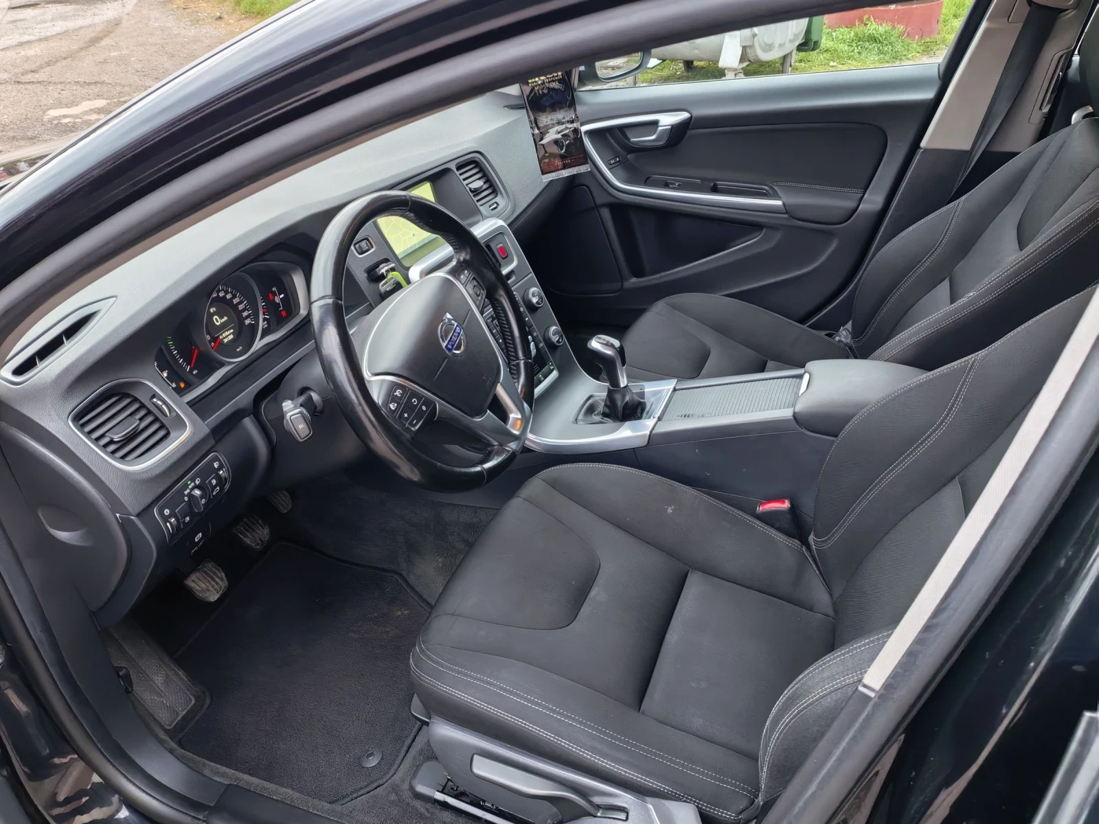 Volvo V60 Комби, снимка 10 - Автомобили и джипове - 54051100