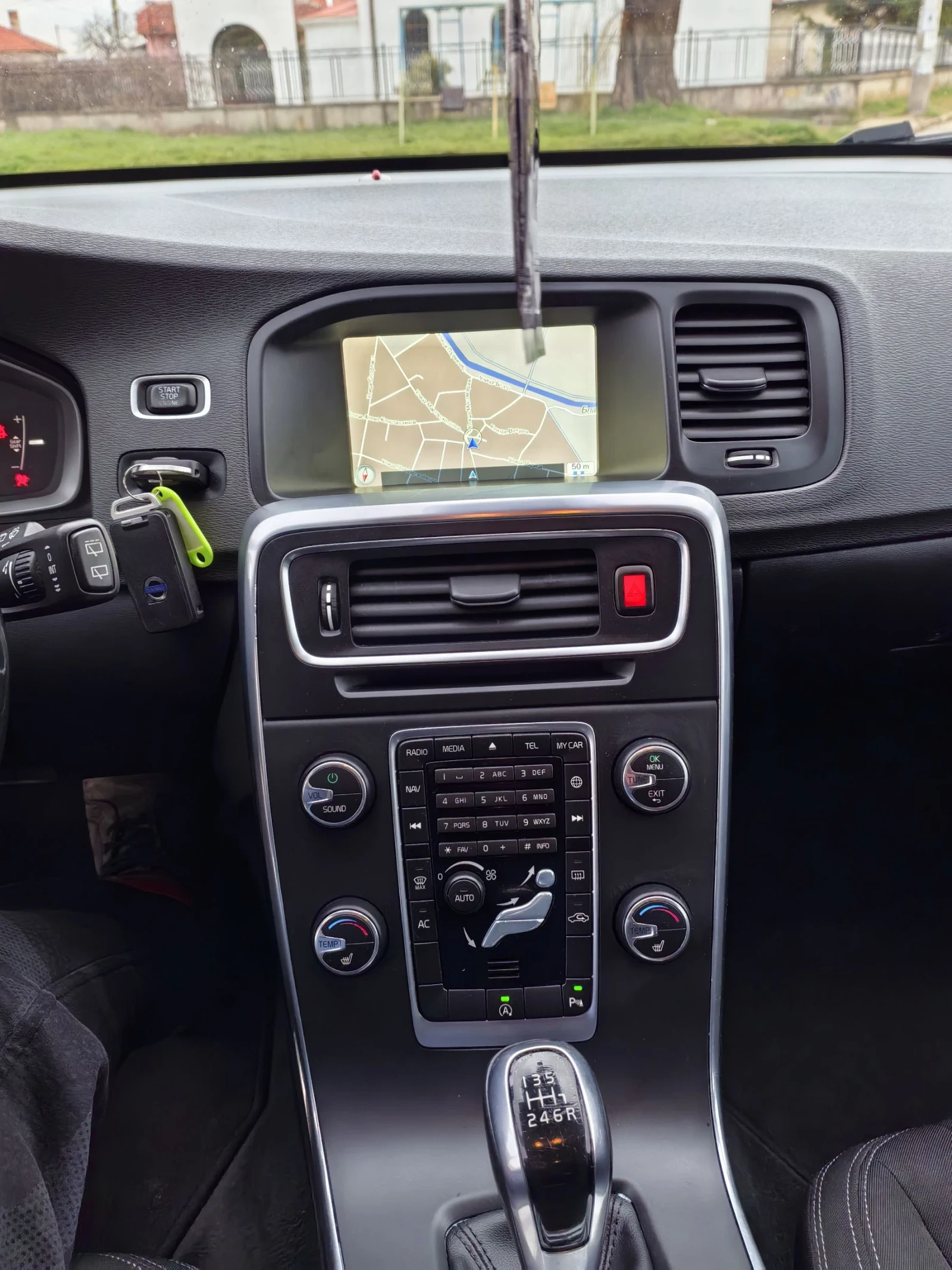 Volvo V60 Комби, снимка 9 - Автомобили и джипове - 54051100