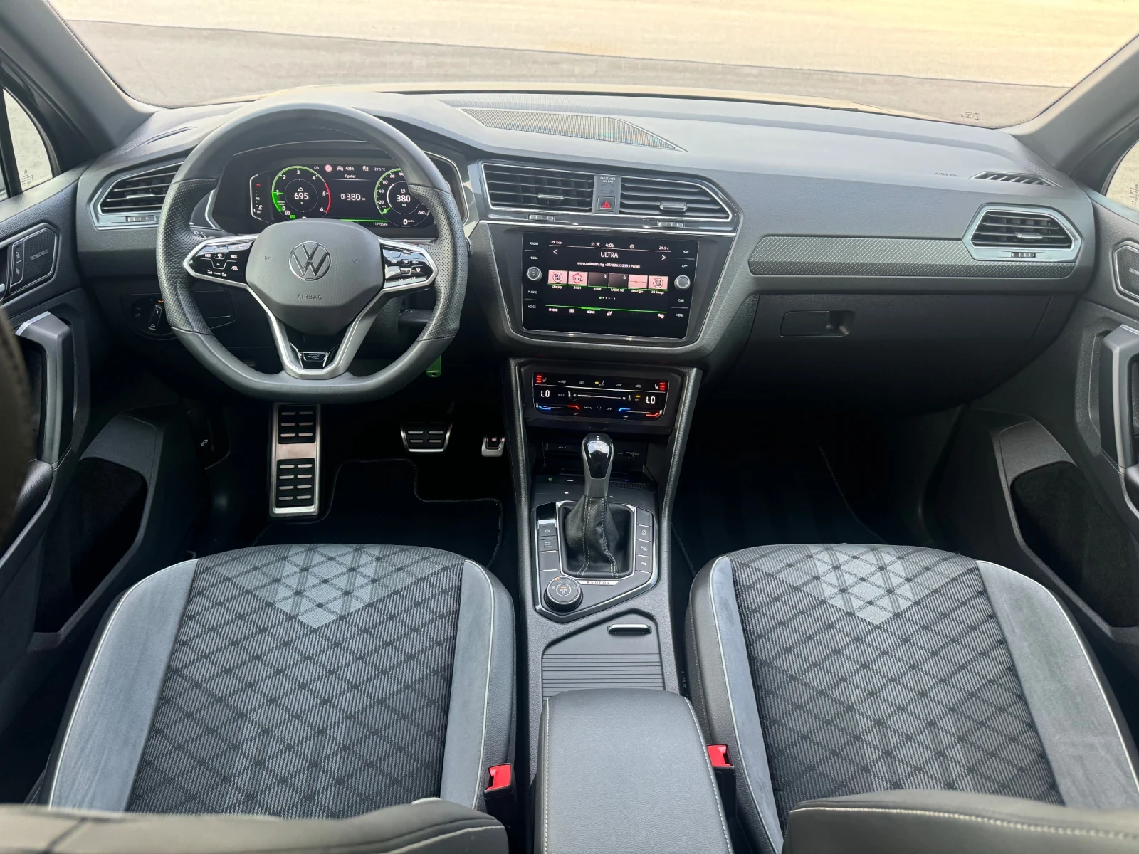VW Tiguan 2.0TDI/R-Lain/4x4/FULL, снимка 8 - Автомобили и джипове - 55425102