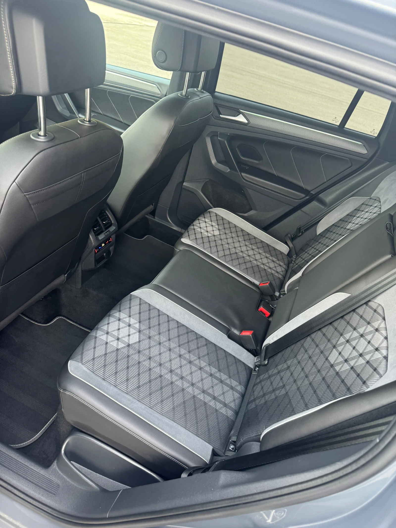 VW Tiguan 2.0TDI/R-Lain/4x4/FULL, снимка 11 - Автомобили и джипове - 55425102