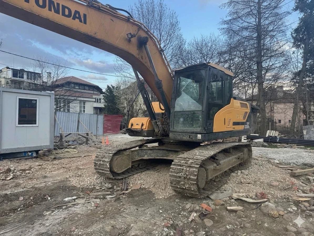 Багер Hyundai HX220, снимка 2 - Индустриална техника - 54069083