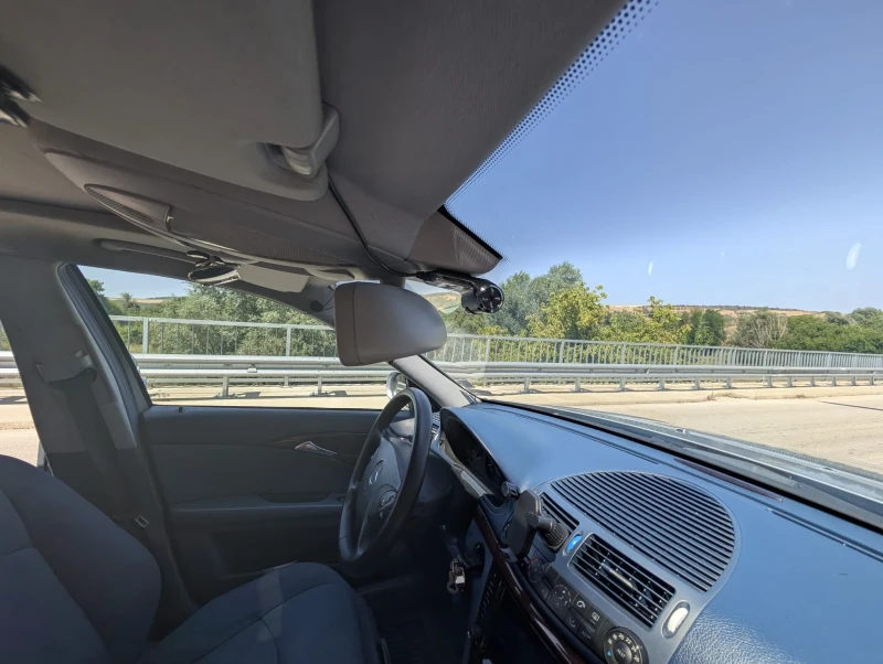 Mercedes-Benz E 220, снимка 3 - Автомобили и джипове - 51884533