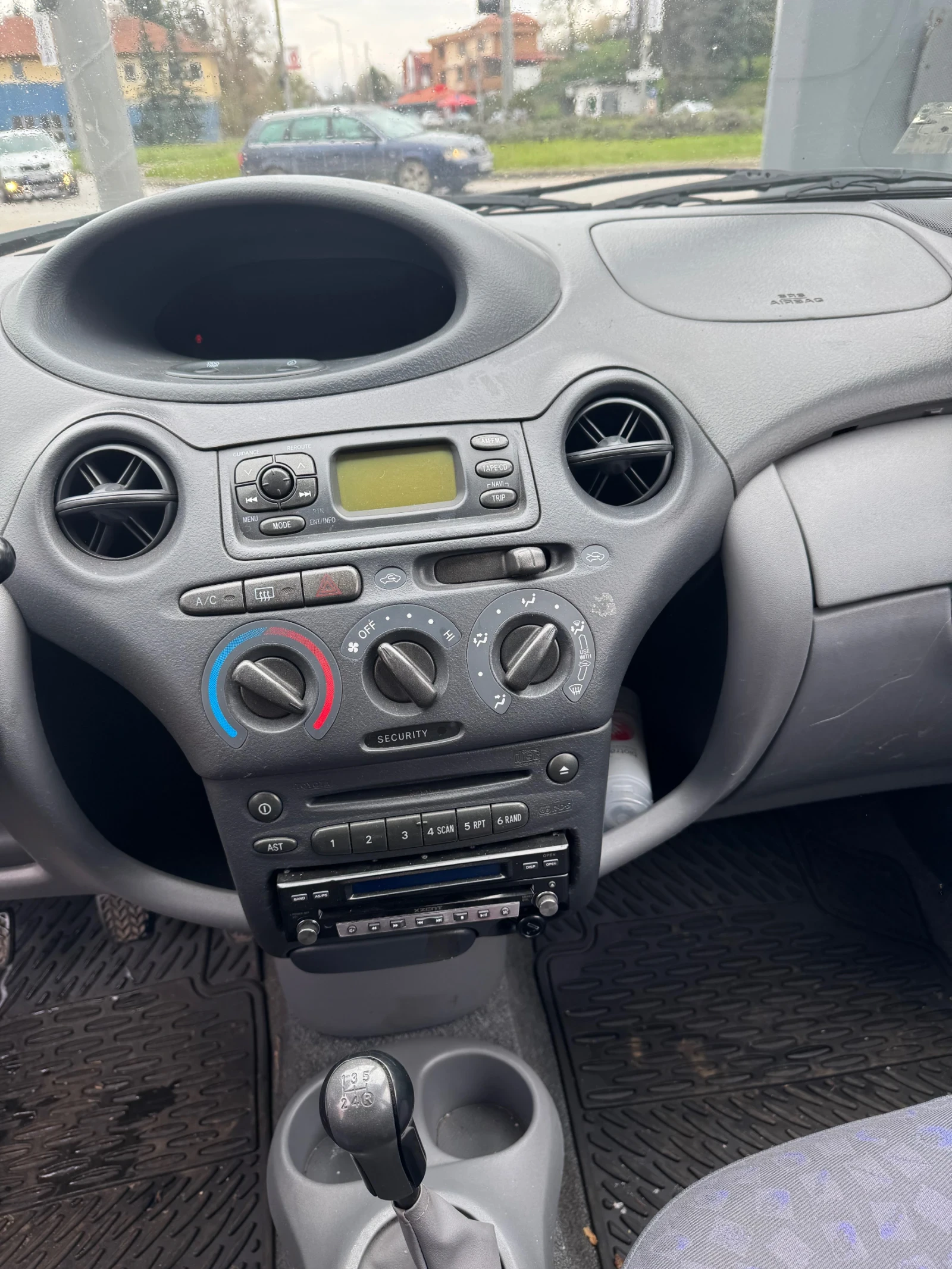 Toyota Yaris 1.3 - изображение 5