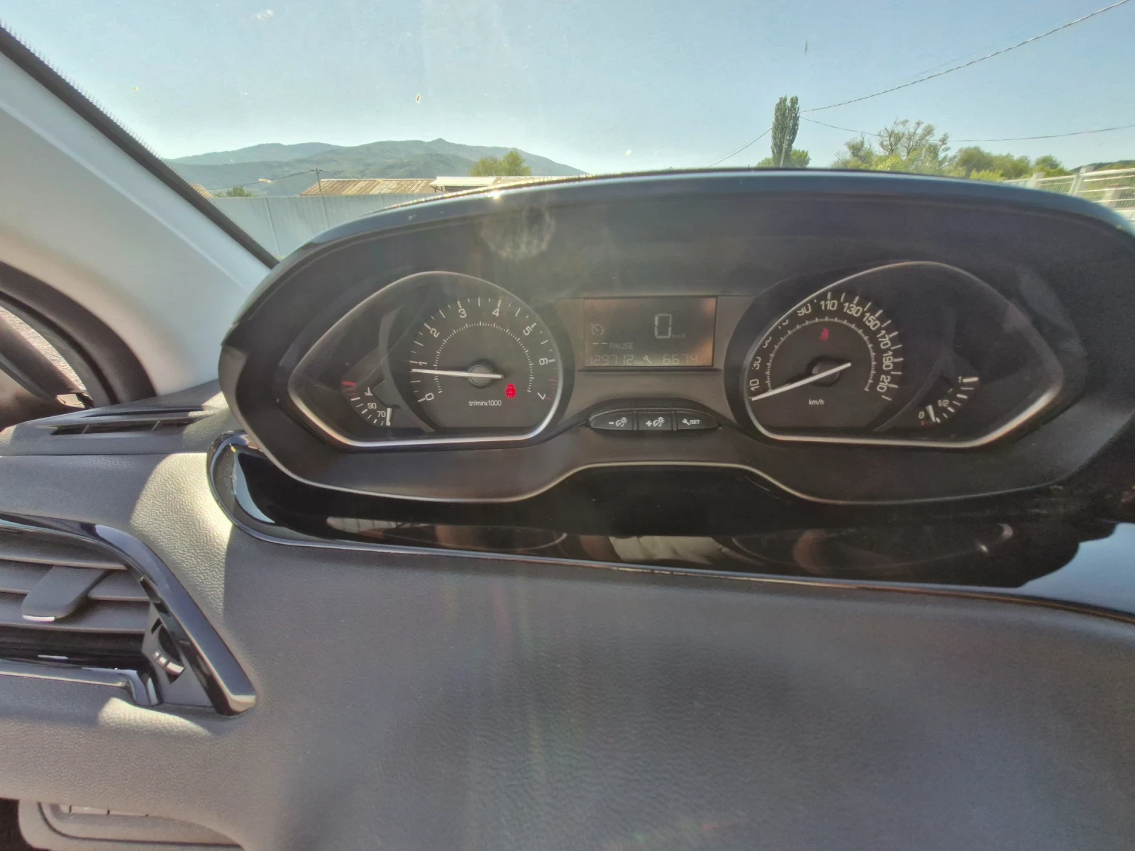 Peugeot 208 1.2 - изображение 10
