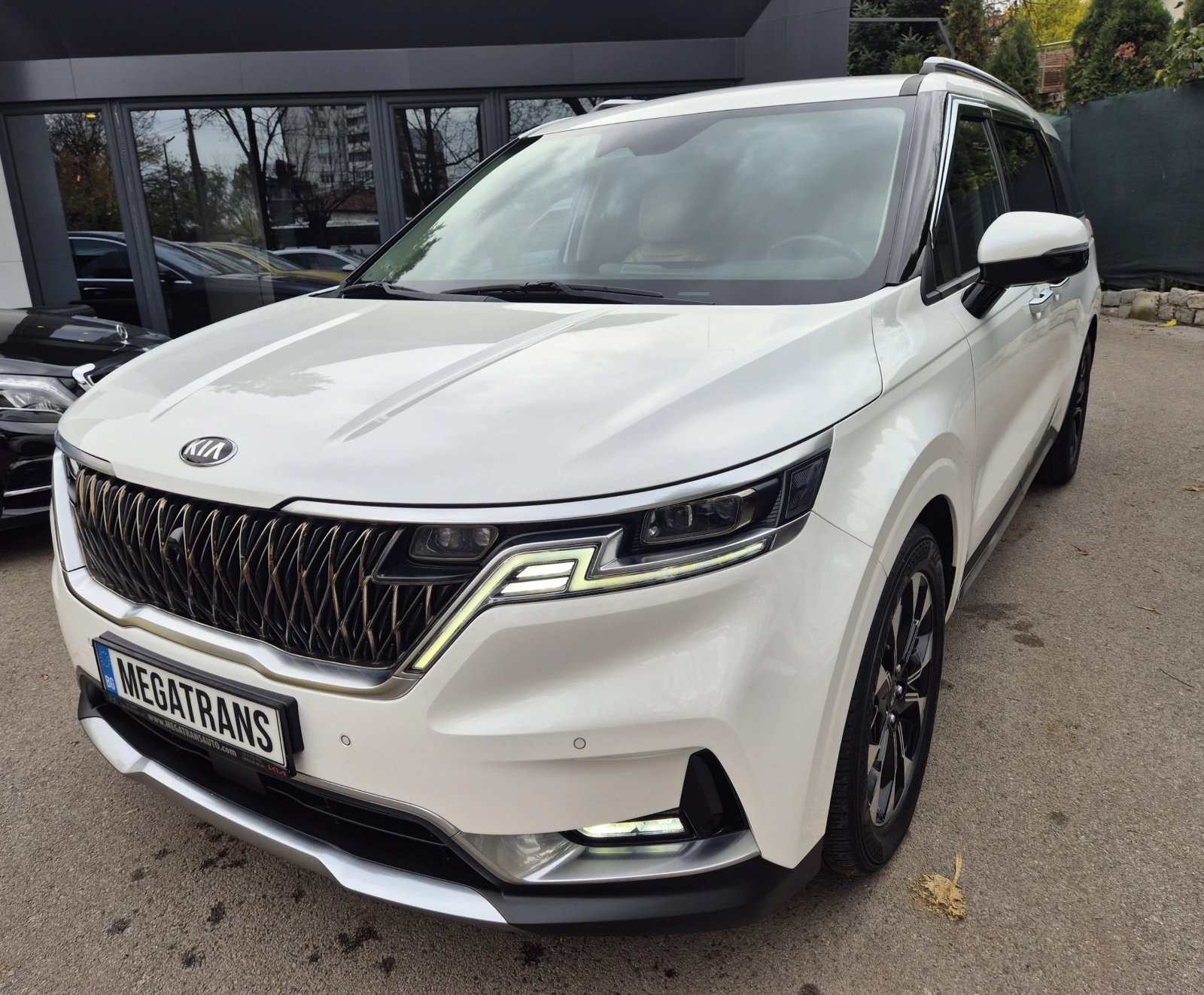 Kia Carnival 2.2 CRDI 8+ 1 ДДС Signature - Наличен в БГ - изображение 2