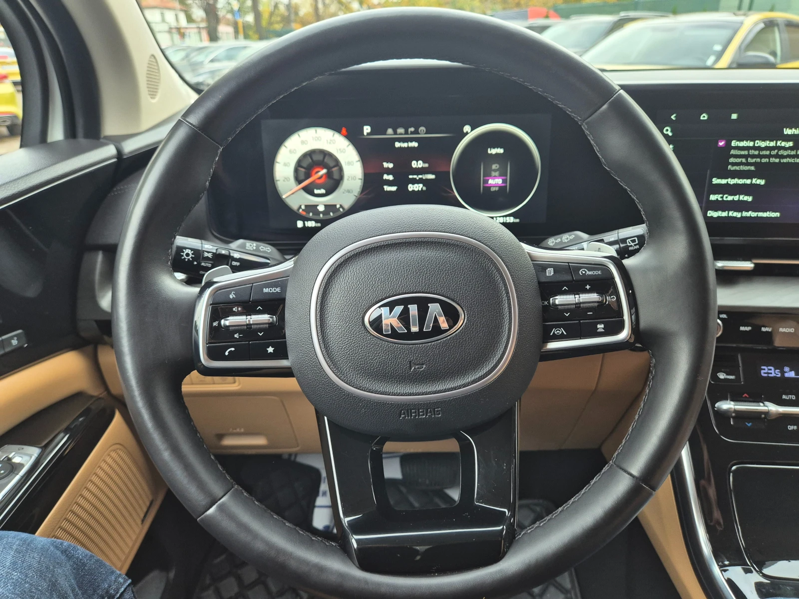 Kia Carnival 2.2 CRDI 8+ 1 ДДС Signature - Наличен в БГ - изображение 8
