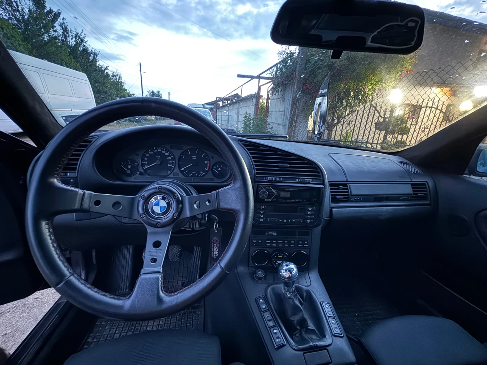 BMW 318 Touring, снимка 6 - Автомобили и джипове - 54743399