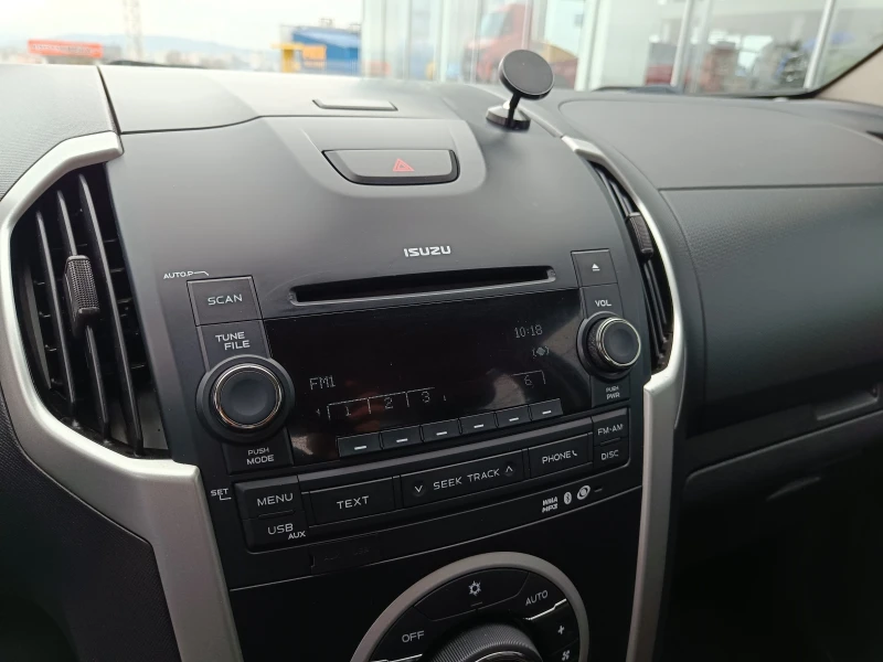 Isuzu D-max 2.5 TD | 4x4, снимка 13 - Автомобили и джипове - 53301672