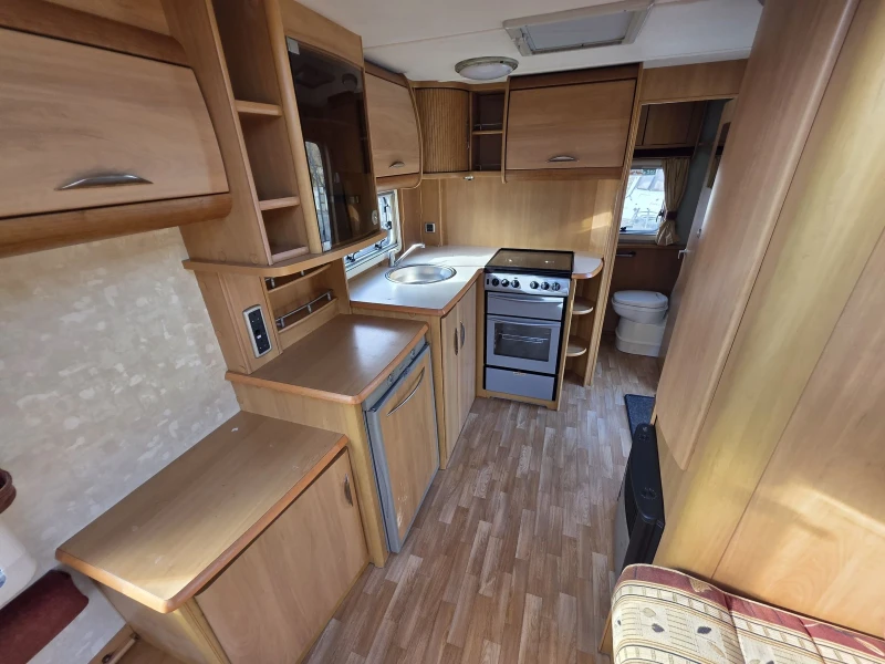 Каравана Swift, снимка 9 - Каравани и кемпери - 52520613