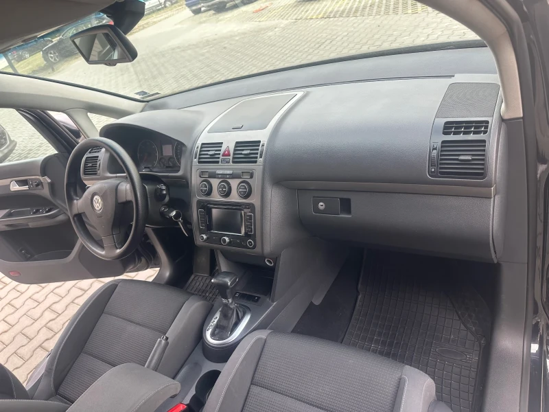 VW Touran 20 TDI 140, снимка 8 - Автомобили и джипове - 49493191