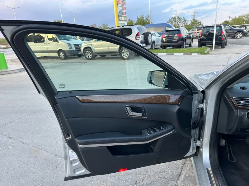 Mercedes-Benz E 220, снимка 11 - Автомобили и джипове - 50042794