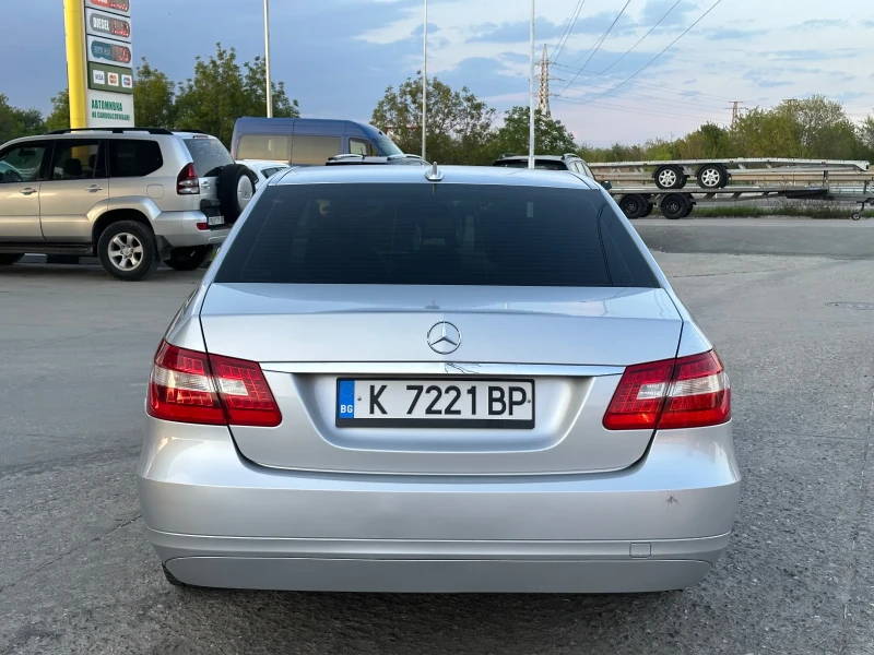 Mercedes-Benz E 220, снимка 4 - Автомобили и джипове - 50042794