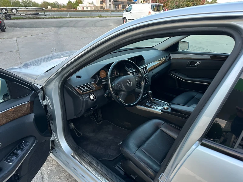 Mercedes-Benz E 220, снимка 8 - Автомобили и джипове - 50042794
