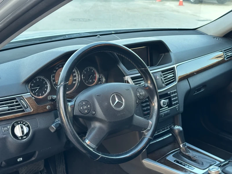 Mercedes-Benz E 220, снимка 10 - Автомобили и джипове - 50042794